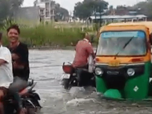 गोंडा में उफनाई टेढ़ी नदी, पुल पर घुटनों तक पानी:प्रशासन ने वाहनों का आवागमन रोकने के दिए निर्देश, बैरिकेडिंग नहीं होने से बढ़ा खतरा