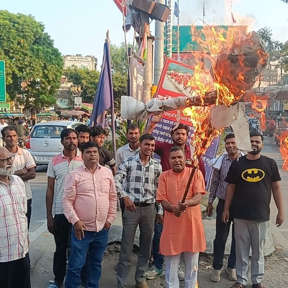 अमेरिकी राष्ट्रपति का पुतला फूंका:भारत पर लगाए टैरिफ का विरोध जताया; स्वदेशी जागरण मंच का प्रदर्शन