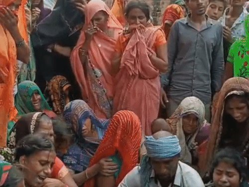 फर्रुखाबाद में दो दोस्तों की एक साथ उठी अर्थी:पानी से भरे गड्ढे में डूबने से हुई थी मौत, 20 मीटर की दूरी पर था घर