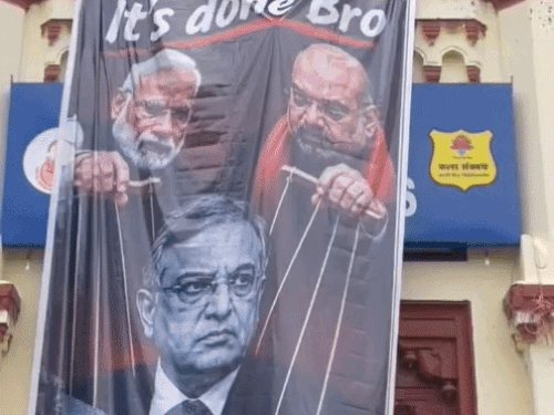 मुख्य निर्वाचन आयुक्त ज्ञानेश कुमार के खिलाफ BHU में विरोध:सपा कार्यकर्ताओं ने MMV तिराहे पर फूंका पुतला,बोले-तत्काल इस्तीफा दे