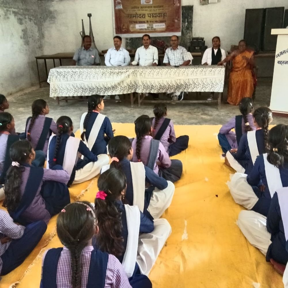 चित्रकूट में छात्राओं को केवीआईसी प्रशिक्षण से मिलेगा हुनर:स्वरोजगार के लिए उद्यमिता जागरूकता कार्यक्रम आयोजित, खुलेंगे रोजगार के रास्ते