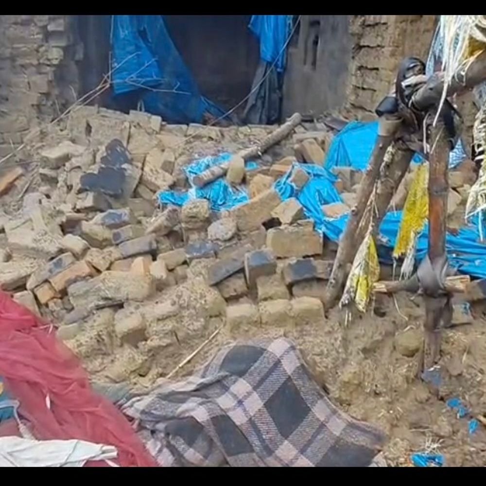 महराजगंज में कच्चामकान ढहा 59 साल की महिला की मौत:पति बाल-बाल बचा, पुलिस ने जांच शुरू की; परिवार की आर्थिक स्थिति खराब