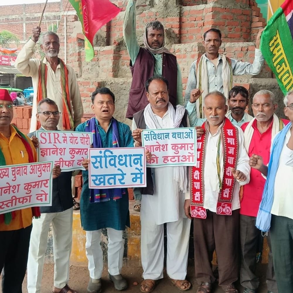 सोनभद्र में सपा कार्यकर्ताओं का प्रदर्शन:CEC ज्ञानेश कुमार के इस्तीफे की मांग, SIR को लेकर भी उठाए सवाल