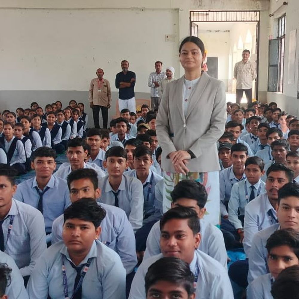 जालौन में छात्रों को पॉक्सो-एक्ट और बाल सुरक्षा की जानकारी:गुड टच-बैड टच, साइबर अपराध और कानूनी अधिकारों पर किया जागरूक