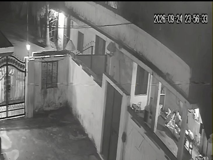 तेंदुआ 10 फुट ऊंची दीवार फांदकर छत पर पहुंचा, CCTV:लखीमपुर में ग्रामीणों ने पिंजरा लगाने की मांग की, 4 दिन पहले मिस्त्री पर किया था हमला