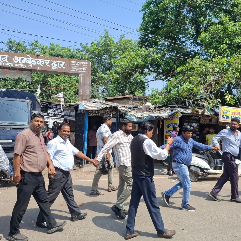 वकीलों ने मानव श्रृंखला बनाकर प्रदर्शन किया:कानपुर में न्यायिक कार्य प्रभावित, 15 सूत्रीय मांगों को लेकर हड़ताल
