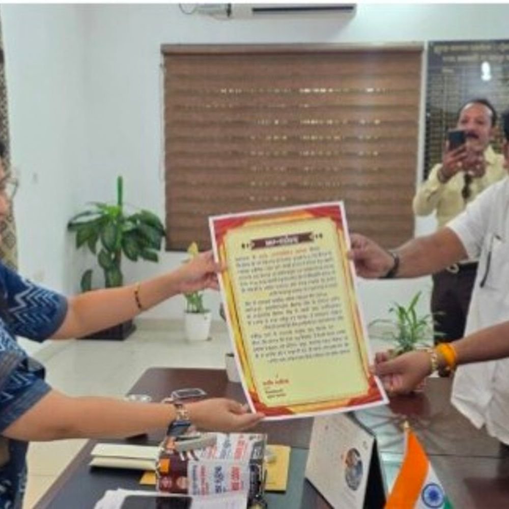 सन्नी जैन को जरूरतमंद बच्चों की पढ़ाई में मदद:हापुड़ डीएम कविता मीना ने प्रशंसा-पत्र देकर उनके सामाजिक प्रयासों की सराहना की