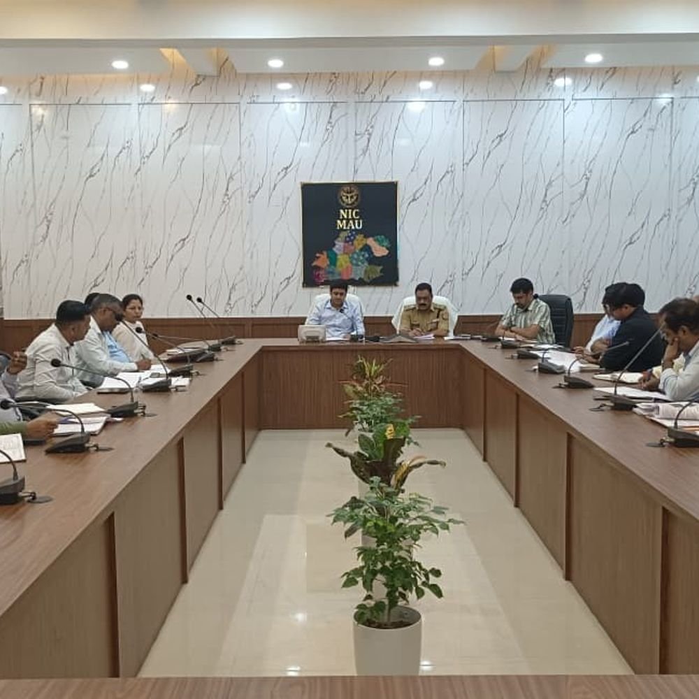 डीएम ने कानून व्यवस्था की समीक्षा की:अभियोजकों को लंबित मुकदमों को प्राथमिकता से खत्म करने के निर्देश दिए