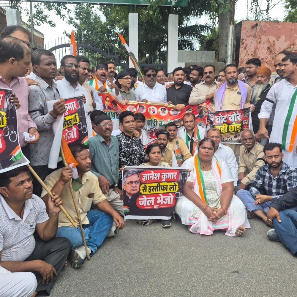‘वोट चोरी’ के आरोपों पर सड़कों पर उतरी कांग्रेस:अलीगढ़ में मैरिस रोड से कलेक्ट्रेट तक जुलूस, गेट पर रोके गए कांग्रेसी
