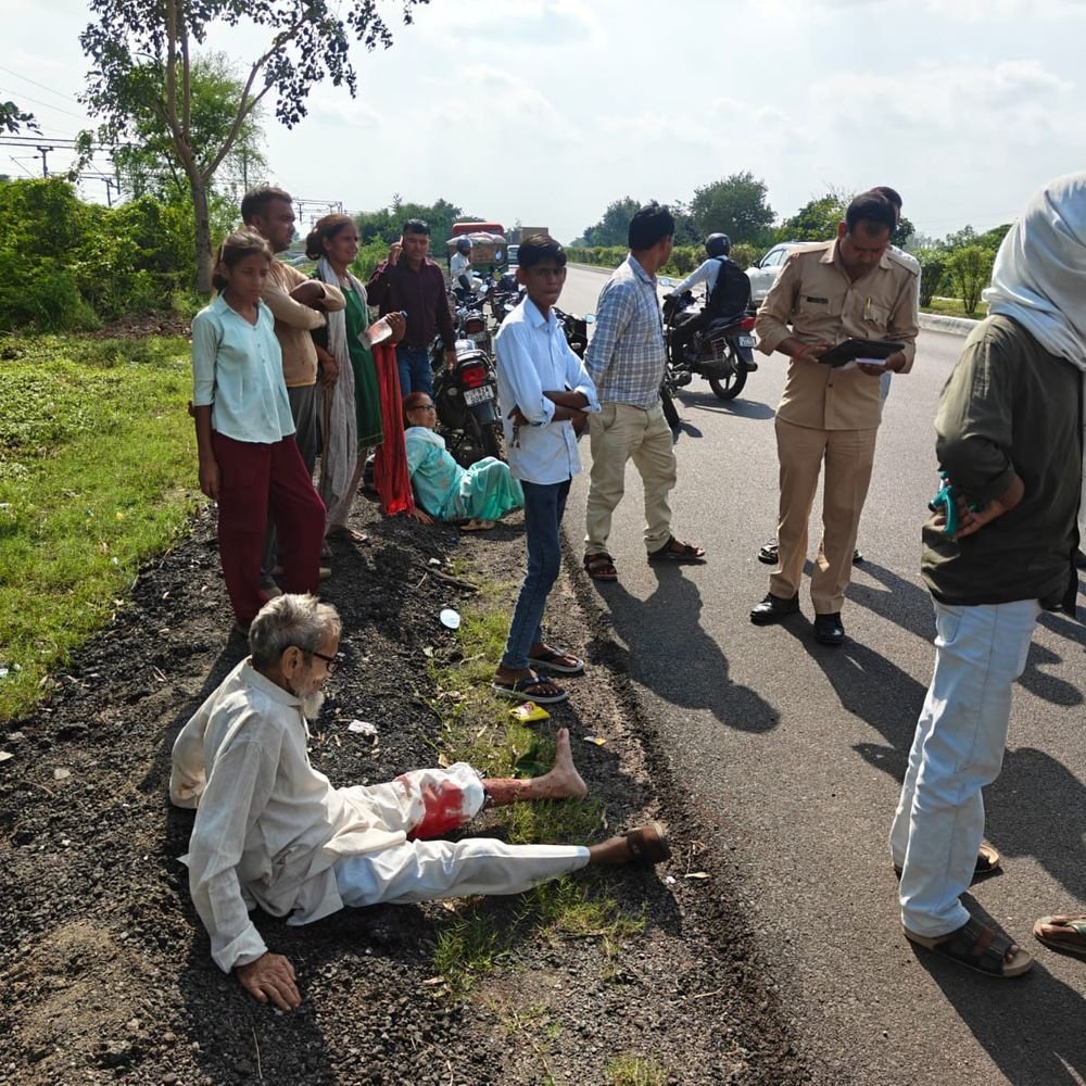 ट्रैक्टर की टक्कर से बुजुर्ग दंपती समेत 3 घायल:जालौन में बीएमटी कॉलेज के सामने हुआ हादसा; चालक ट्रैक्टर छोड़कर भागा, तीनों अस्पताल में भर्ती