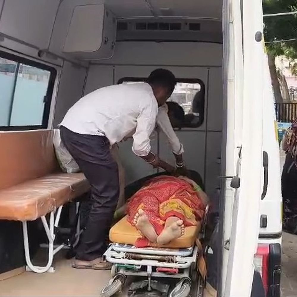 मथुरा जिला अस्पताल में उपचार से पहले महिला की मौत:स्ट्रेचर न मिलने पर परिजनों ने जताई नाराजगी, शव ले गए घर