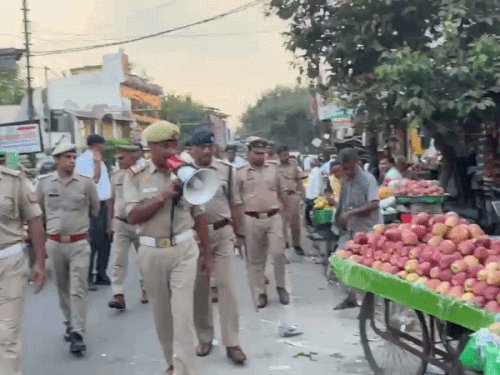 त्योहारी सीजन से पहले ट्रैफिक पुलिस का एक्शन प्लान:अब्दुल्लापुर रोड पर चलाया अभियान, सफेद लाइन के बाहर सामान मिलने पर कार्रवाई की चेतावनी