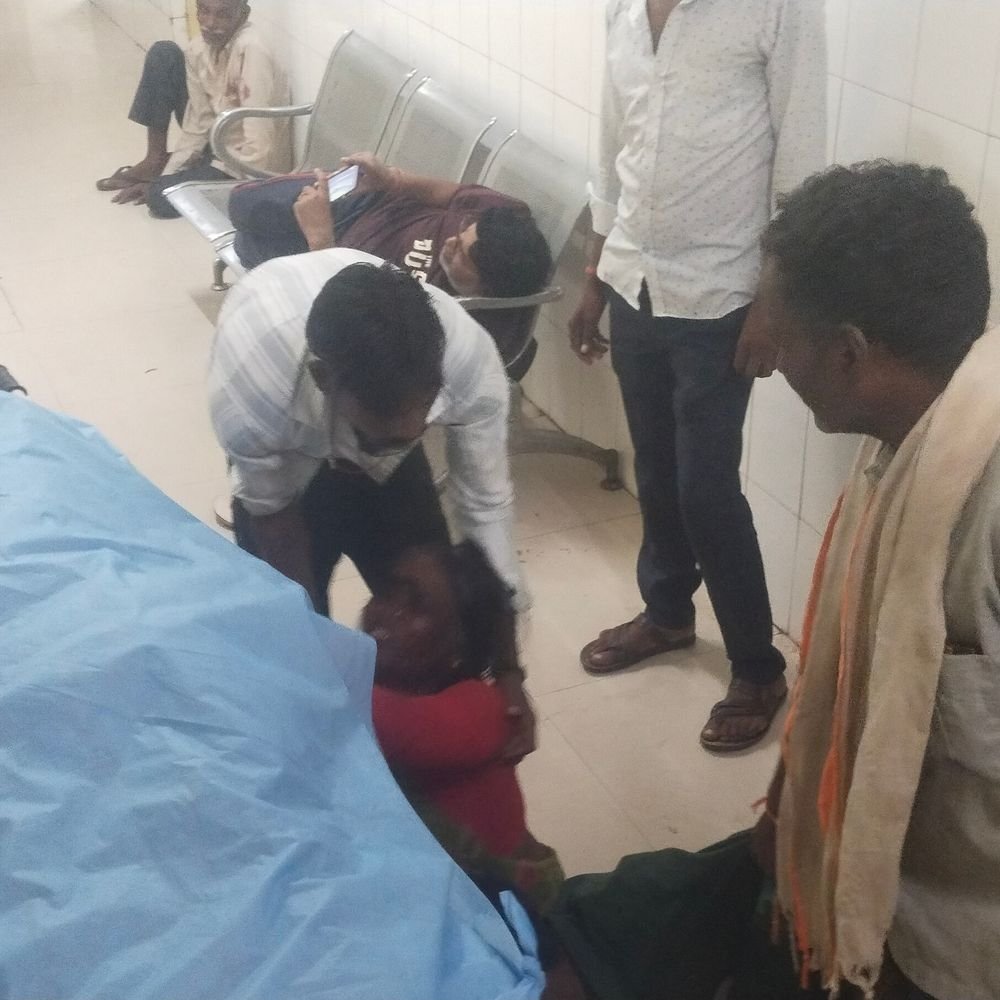 ललितपुर में डीसीएम-बाइक की आमने-सामने टक्कर, जीजा की मौत:साला गंभीर घायल, डीसीएम खेत में पलटी; घर लौटते समय हुआ हादसा