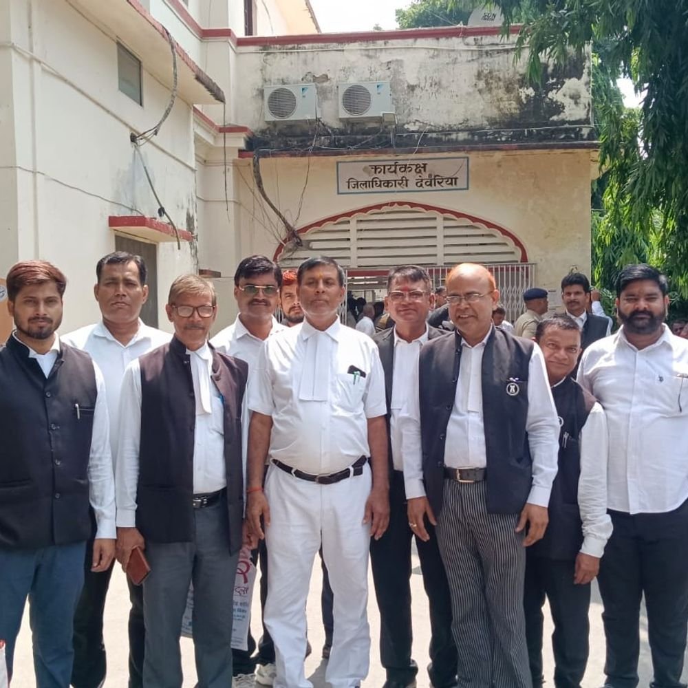 हाजी इकबाल के 4 बेटों समेत 13 पर केस:देवरिया में भूमि विवाद में वकील के कमरे का ताला तोड़कर सामान ले जाने का आरोप