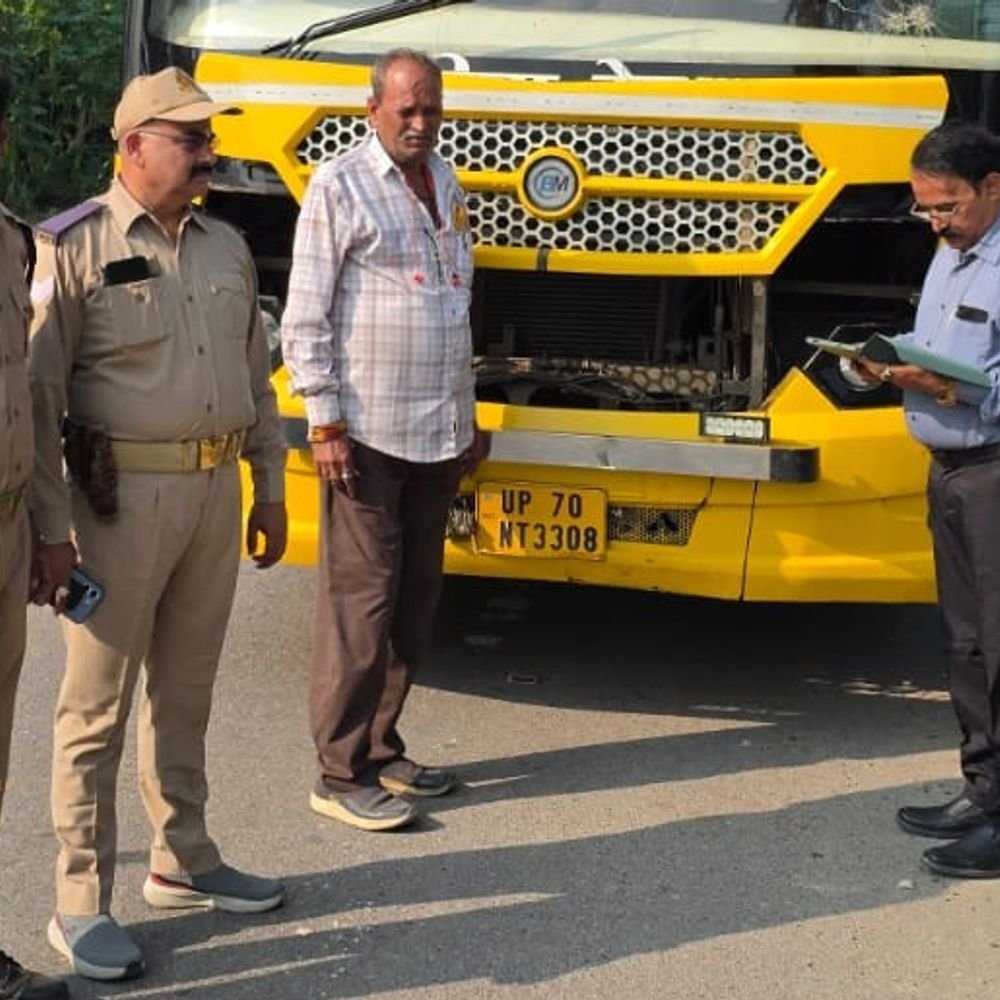 नोएडा हादसे के बाद अमेठी में स्लीपर बसों की चेकिंग:8 बसों का 1 लाख से ज्यादा का चालान, सुरक्षा मानक पूरे नहीं मिले