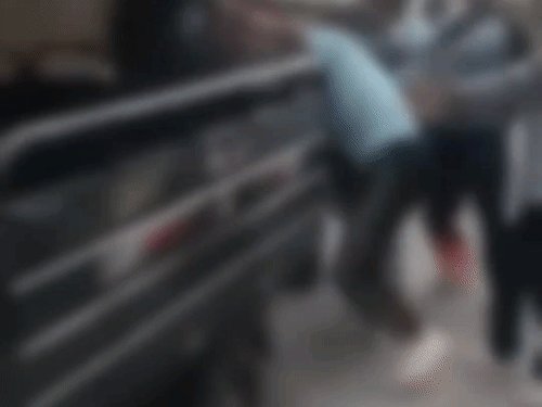 फिरोजाबाद में कोचिंग से लौट रही बहन से छेड़छाड़:विरोध करने पर भाई को घेरकर पीटा, बोला- जान से मारने की धमकी दी