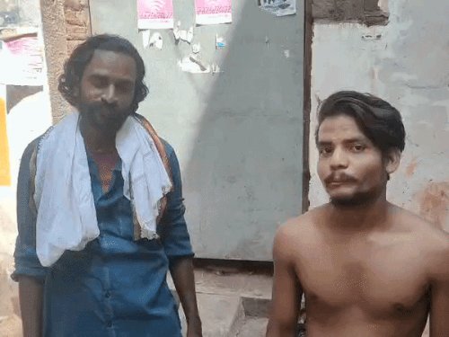 वाराणसी में सीवर चेंबर खोलते पकड़ा गया युवक:काल भैरव वार्ड में पहुंचे थे चार युवक, पुलिस को सौंपा, पूछताछ जारी