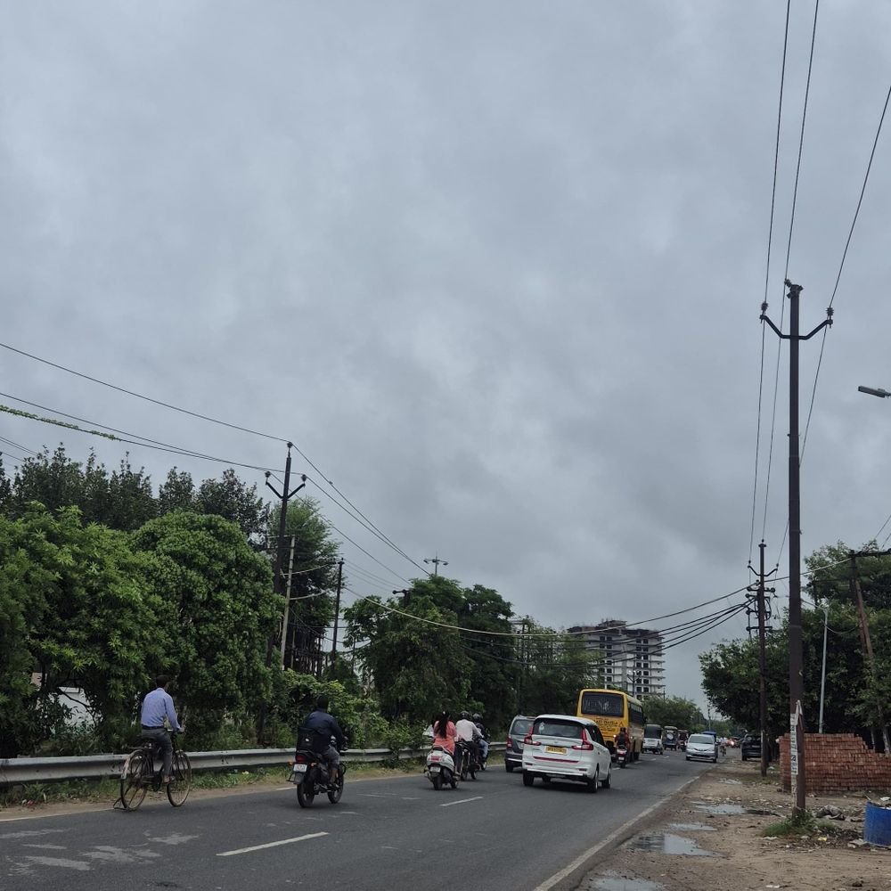 अलीगढ़ में मौसम ने ली करवट, गर्मी-उमस गायब:तड़के बूंदाबांदी सै सड़कें गीली, दिनभर बारिश के आसार, 12वीं तक स्कूल बंद