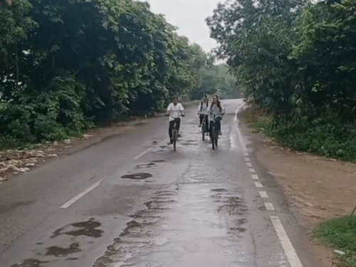 भदोही में तीसरे दिन भी रिमझिम बारिश, तापमान में गिरावट:लोगों की दिनचर्या पर असर, धान की फसल को फायदा; रेनकोट पहनकर निकले लोग