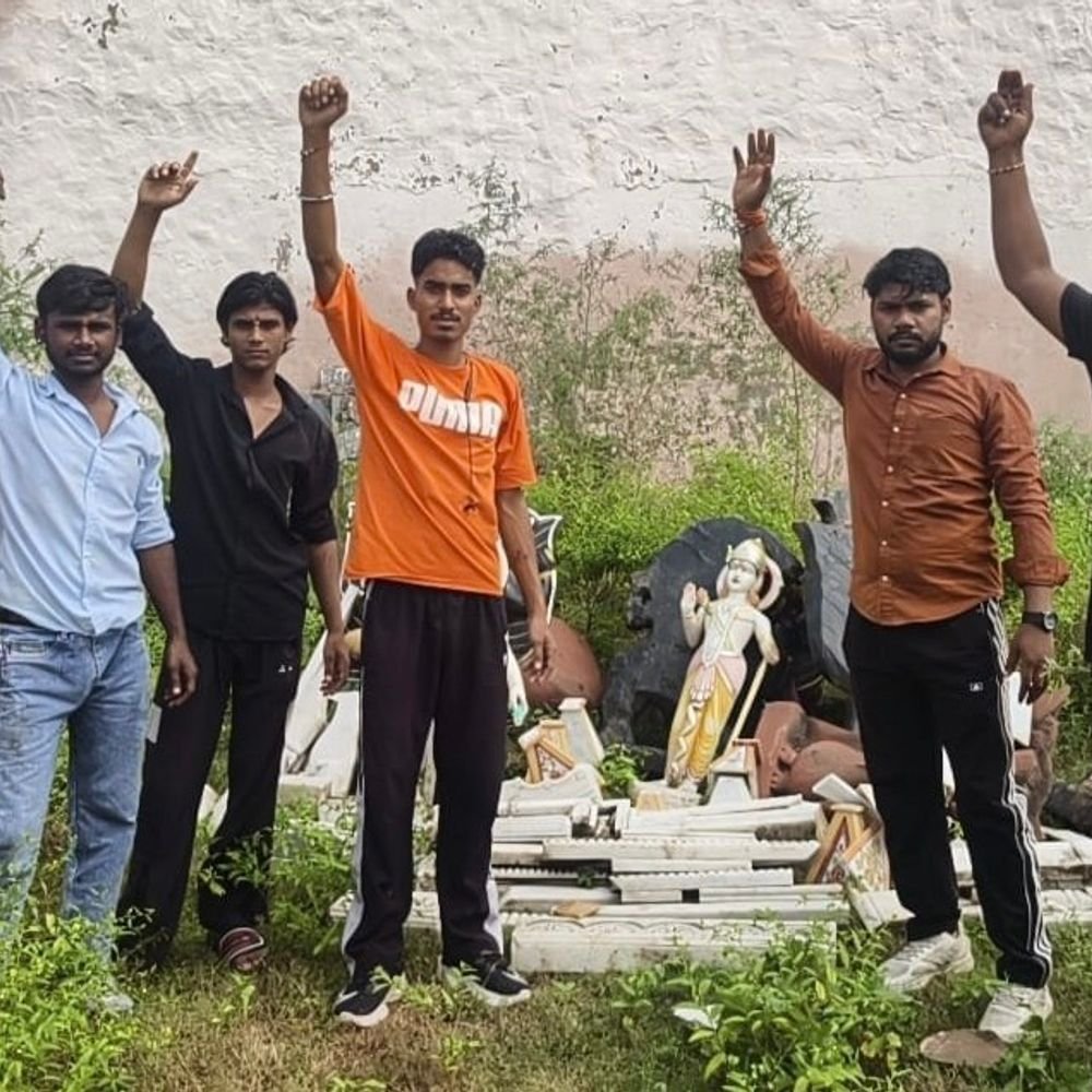 हापुड़ में खाली प्लॉट में मिली भगवान की मूर्ति:हिंदू रक्षा दल ने विरोध जताया, पुलिस से कार्रवाई की मांग की
