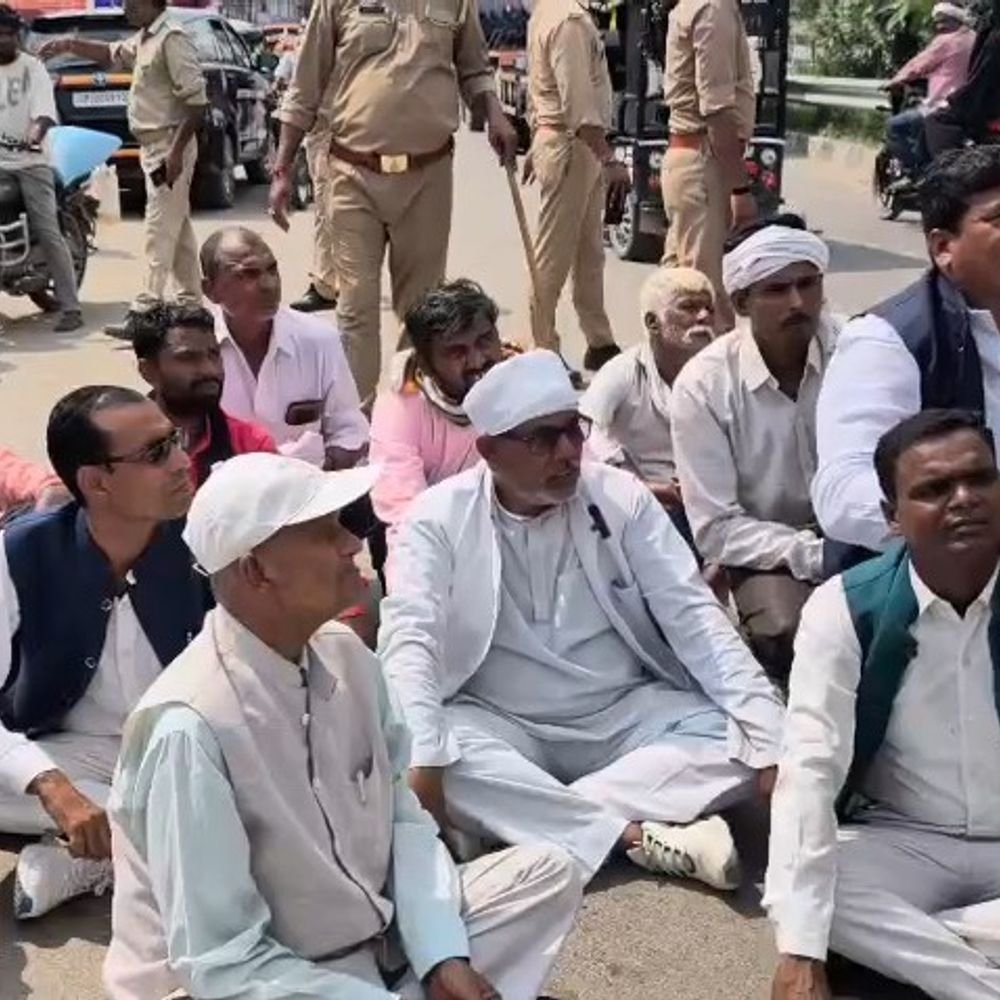 गोंडा में धरने पर बैठे अपनी जनता पार्टी के नेता:प्रदेश अध्यक्ष समेत कई कार्यकर्ता हिरासत में, विनोद साहनी के घर जाना चाह रहा था प्रतिनिधि मंडल