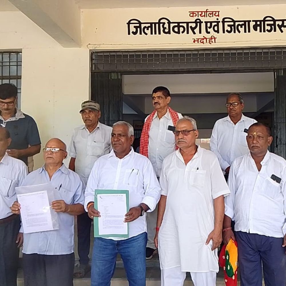 सेवानिवृत्त कर्मचारियों ने 12 सूत्री मांगों को लेकर किया प्रदर्शन:भदोही में राष्ट्रपति और मुख्यमंत्री को संबोधित ज्ञापन डीएम को सौंपा