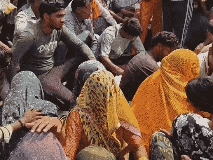 हाइटेंशन तार की चपेट में आकर युवक की मौत:मथुरा में गुस्साए ग्रामीणों ने जाम की सड़क, भाई को नौकरी-आर्थिक सहायता देने की मांग