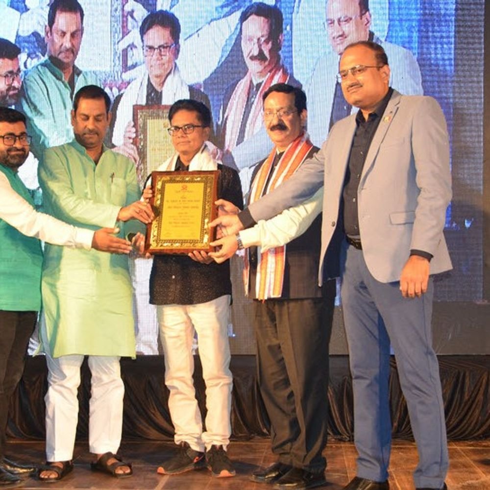 लखनऊ में सेवा शिखर सम्मान समारोह:फिल्म हनुमान अंश पुरस्कृत, विशाल चतुर्वेदी बोले- टीम के लिए गौरव की बात