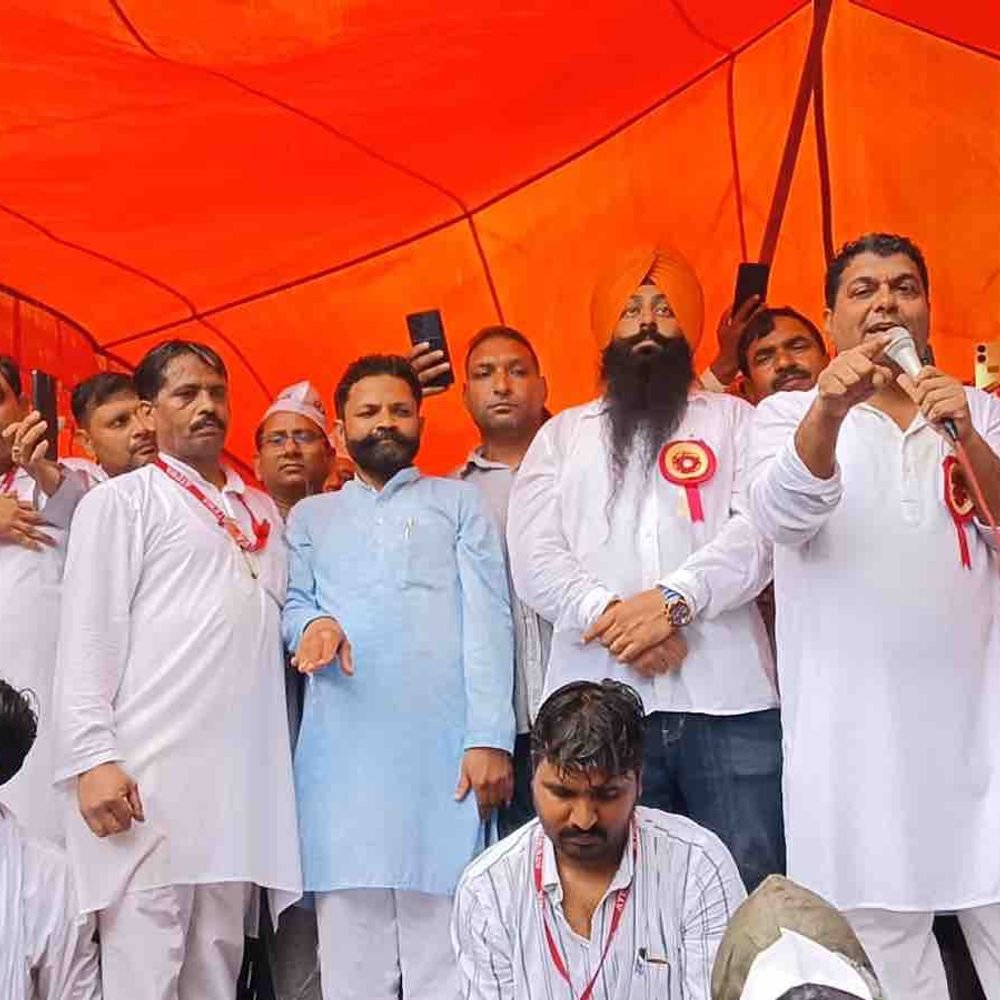 गोरखपुर के शिक्षकों ने लखनऊ में किया प्रदर्शन:पुरानी पेंशन बहाली की उठी जोरदार मांग, बारिश में भी डटे रहे कर्मचारी