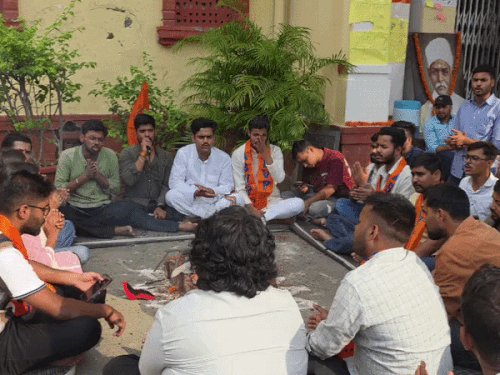 BHU में 7वें दिन भी छात्रों का धरना जारी:केंद्रीय कार्यालय के बाहर किया बुद्धि-शुद्धि यज्ञ, हनुमान चालीसा का किया पाठ