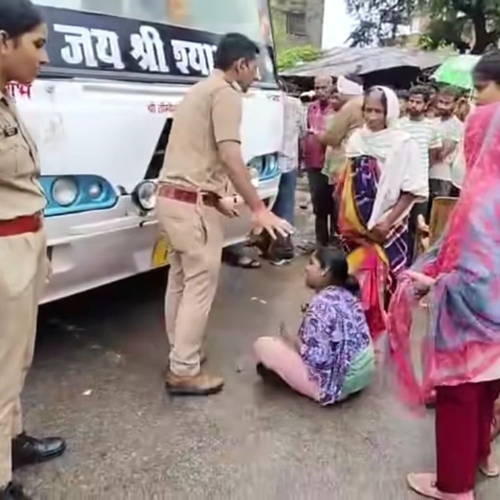 फतेहपुर में मां-बेटी समेत 10 पर मुकदमा दर्ज:बस स्टॉप पर भूमि विवाद को लेकर लगाया था जाम, रस्सी बांधकर दोनों तरफ का रास्ता रोका