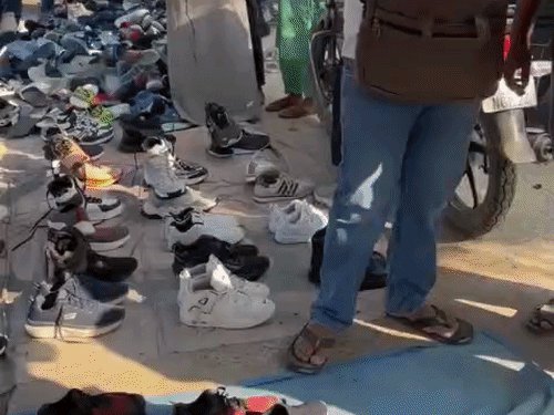 मंगल बाजार में वसूली को लेकर हंगामा:अलीगढ़ के नुमाइश मैदान में फड़ विक्रेता महिलाओं से हाथापाई