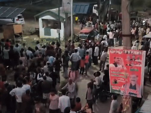 प्रयागराज में मोबाइल टावर पर चढ़ा 28 साल का युवक:पुलिस समझाने में जुटी, टावर पर चढ़ने की वजह अभी स्पष्ट नहीं