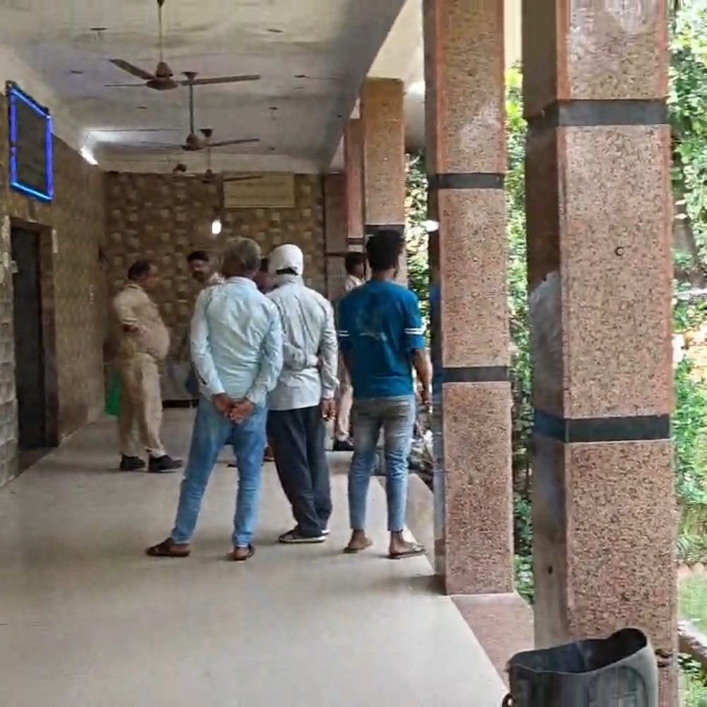 मथुरा में अज्ञात वाहन की टक्कर से व्यक्ति की मौत:बाइक से आगरा की तरफ जा रहे थे, पीछे से मारी टक्कर; चालक फरार