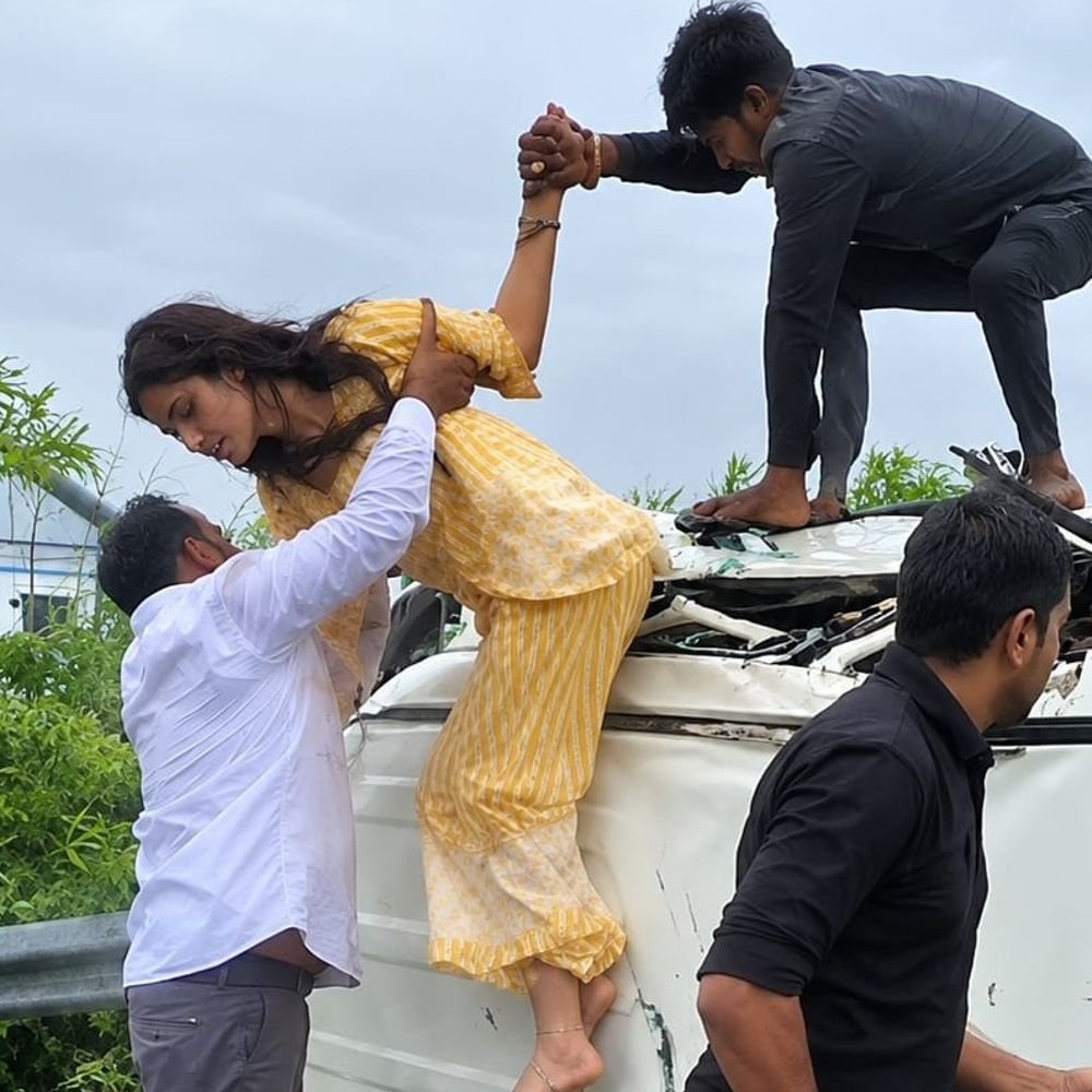 जिला पंचायत अध्यक्ष की फॉच्यूर्नर पलटी, बंदूक से शीशा-तोड़ा, VIDEO:कन्नौज में सिपाही पति-पत्नी ने बाहर निकला; 5 घायलों को कराया भर्ती