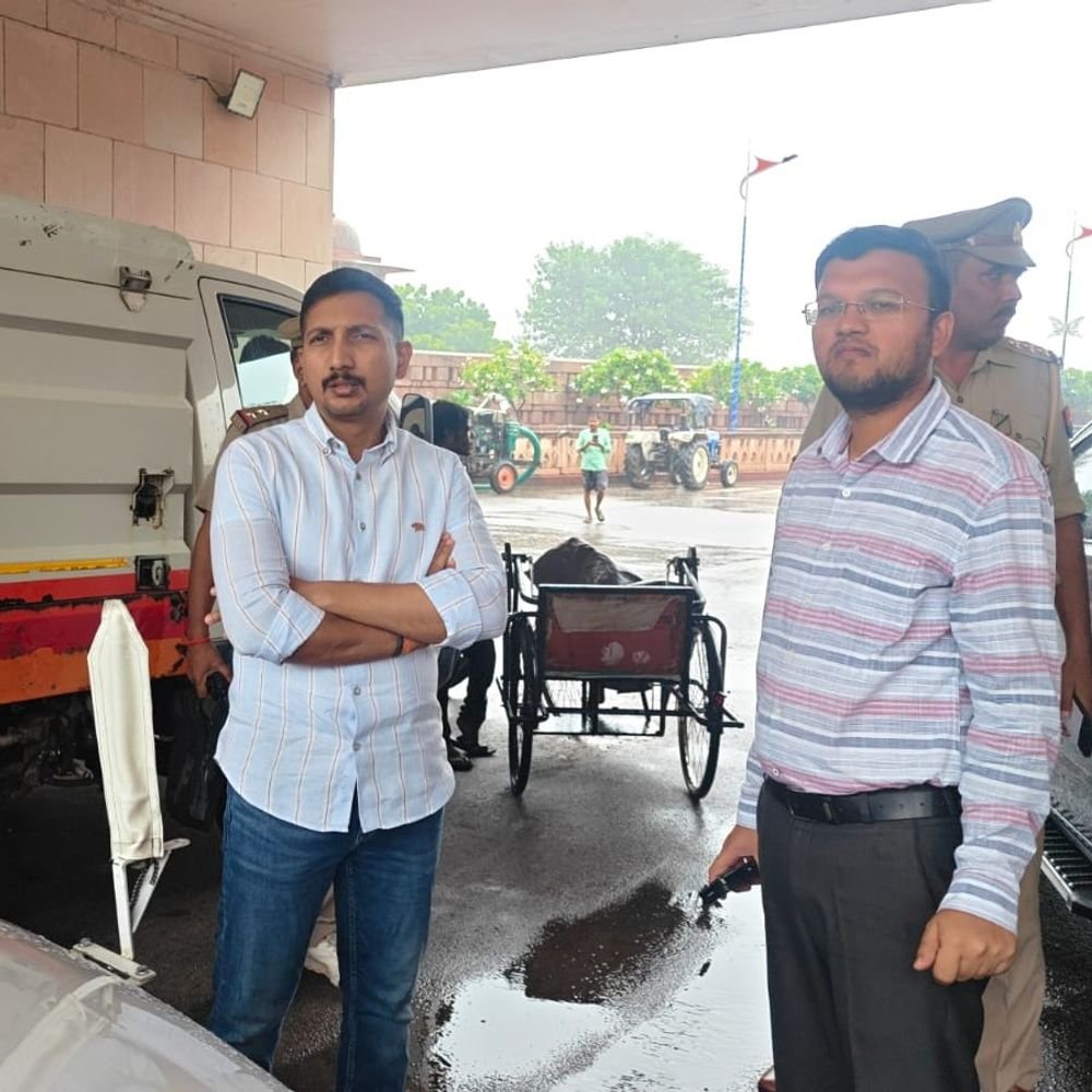 लखनऊ में ग्राउंड पर डीएम और नगर आयुक्त:जलभराव-पेड़ गिरने की सूचना पर तुरंत पहुंचेगी टीम, मदद के लिए 1533 पर करें कॉल