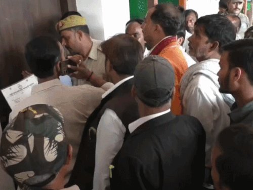 वाराणसी में स्ट्रीट वेंडरों का नगर निगम पर प्रदर्शन:नाइट मार्केट में दुकान आवंटन समेत पांच मांगें उठाईं,9 अक्टूबर को वेंडिंग कमेटी की बड़ी बैठक