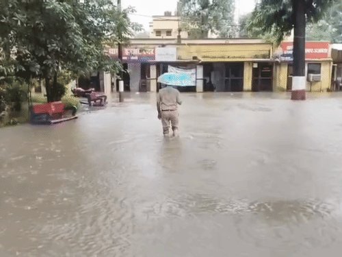 इज्जतनगर थाना 2-3 फीट पानी में डूबा, VIDEO:40 घंटे की लगातार बारिश से मुंशी-कंप्यूटर रूम तक पहुंचा पानी