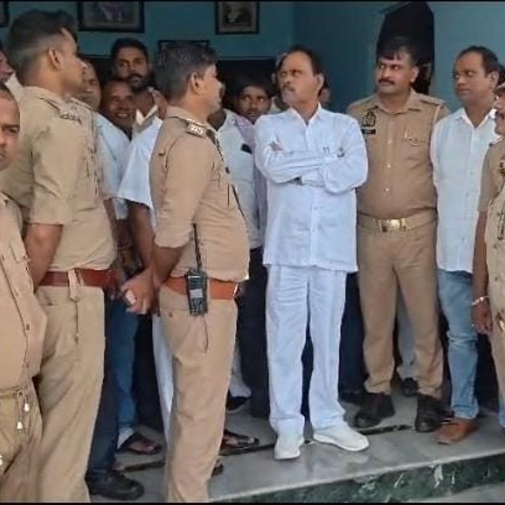 प्रतापगढ़ में पुलिस ने सपा प्रतिनिधिमंडल को रोका:शैलेश गौतम की मौत के बाद पीड़ित परिवार से मिलने जा रहे थे सपा विधायक