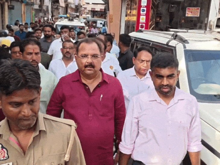 झांसी के बाजारों में अतिक्रमण निरोधी दस्ते संग पहुंचे विधायक:नवरात्र से पहले मानिकचौक से लेकर सराफा बाजार तक रास्ता साफ करने को कहा