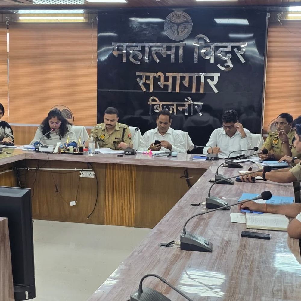 बिजनौर डीएम ने पटाखा दुकानों का निरीक्षण किया:त्योहारों से पहले अग्निशमन और पुलिस के साथ संयुक्त जांच के आदेश