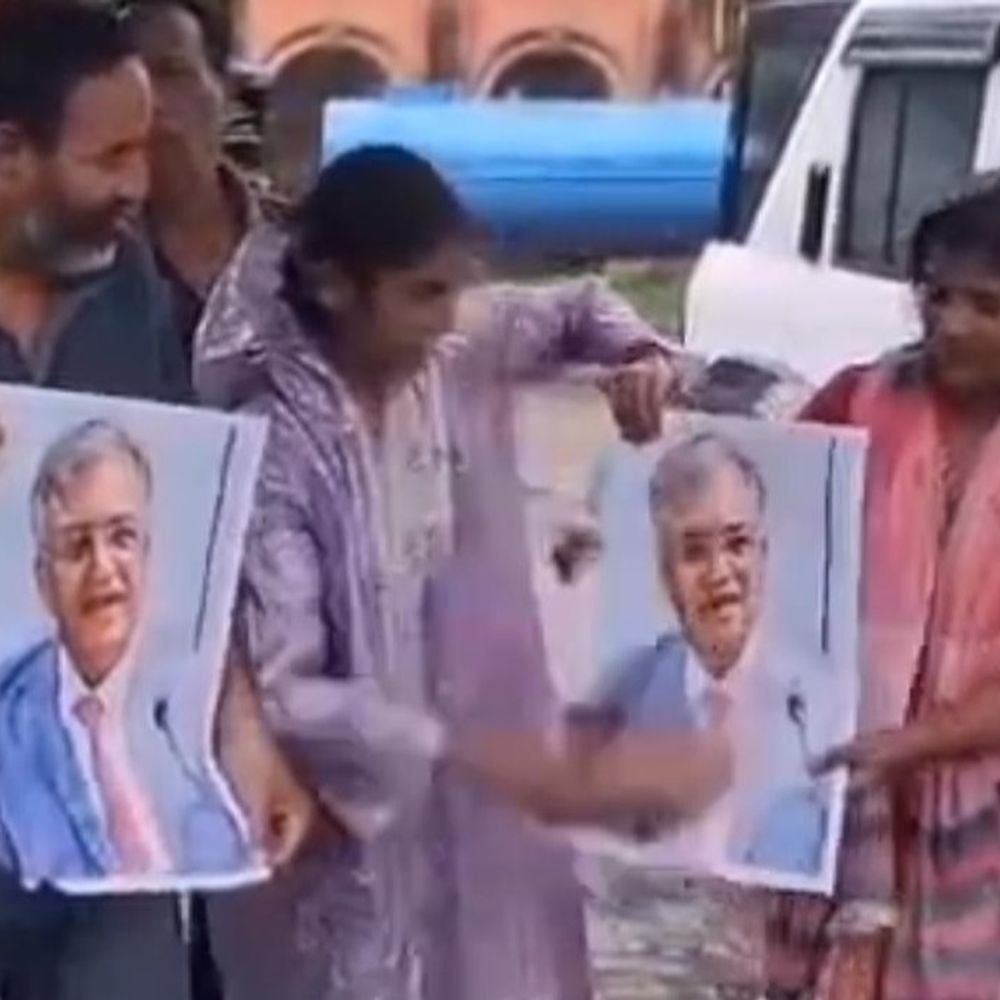 प्रयागराज में कांग्रेसियों ने ज्ञानेश कुमार के पोस्टर जलाए:मुर्बादाबाद के नारे लगाकर मुख्य चुनाव आयुक्त से इस्तीफे की मांग