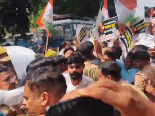 लखनऊ में कांग्रेस कार्यकर्ताओं ने फूंका ज्ञानेश कुमार का पुतला:SIR के विरोध में बोले- इस्तीफा दें; पुलिस से धक्का-मुक्की, बैरिकेडिंग पर चढ़े