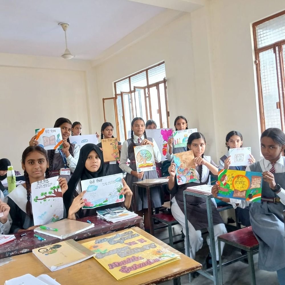 लखनऊ में हिंदी दिवस का आयोजन:कॉलेज में छात्राओं ने बनाए पोस्टर, प्रेरक विचार रखकर दिया अनूठा संदेश