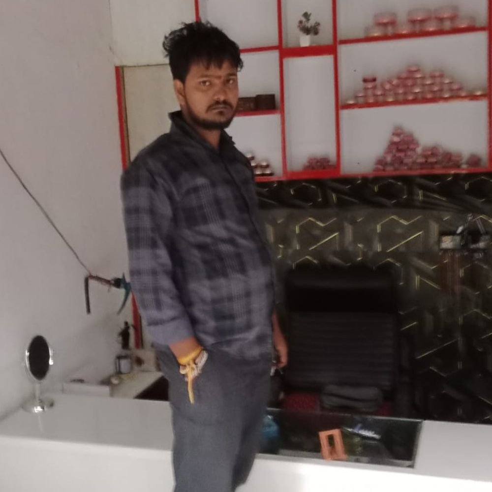 देवरिया में तीन ज्वेलरी दुकानों के ताले तोड़कर चोरी:चोर एक दुकान से अलमारी ले गए, डेढ़ किलो चांदी और 20 ग्राम सोना गायब