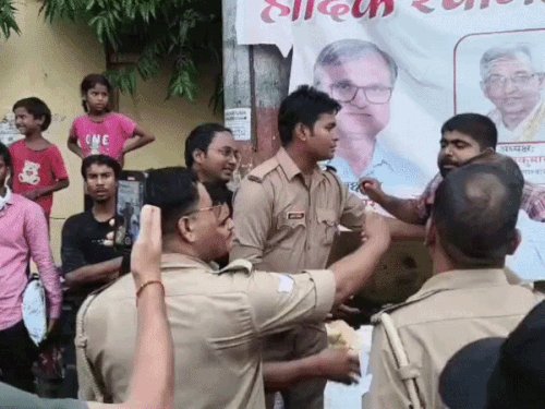 आरक्षण के मुद्दे पर बीएचयू में NSUI का प्रदर्शन:सिंहद्वार पर पुलिस-सुरक्षाकर्मियों से नोकझोंक