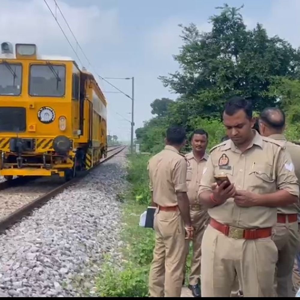 रेलवे ट्रैक के पास 3 दिन पुराना सड़ा-गला शव मिला:दस्तावेजों से हुई पहचान, पुलिस लाइन में फालोवर थे; बर्खास्त किया था