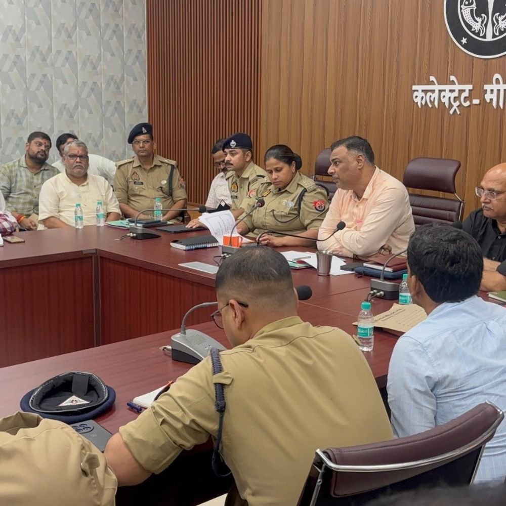 र्गा पूजा और दशहरा को लेकर प्रशासन अलर्ट:मिर्जापुर में पंडालों में CCTV जरूरी, पीस कमेटी की बैठक में डीएम-एसपी ने दिए निर्देश