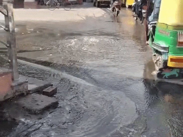 आगरा पंचकुइयां रोड पर 48 घंटे से बह रहा सीवर:हजारों लोग परेशान, शिकायत के बाद भी नहीं पहुंची नगर निगम टीम
