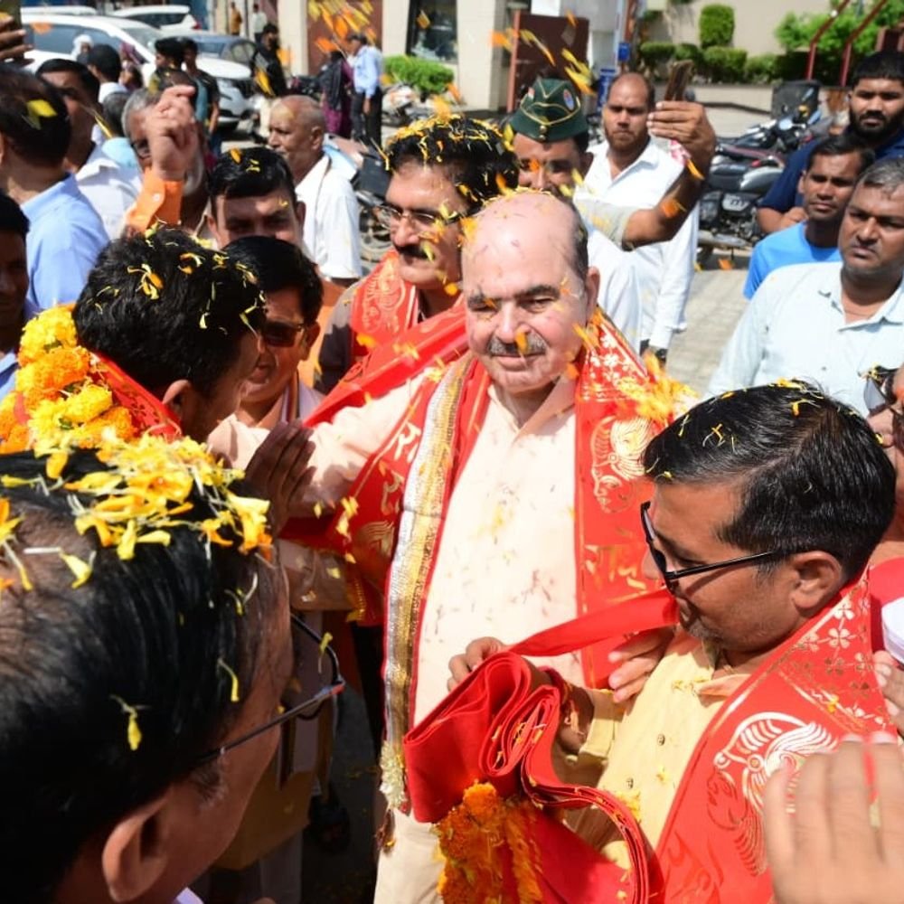 वडनगर से वाराणसी सेवा संकल्प यात्रा का मथुरा में स्वागत:कार्यकर्ताओं ने पुष्पवर्षा की, दिखा उत्साह और जोश